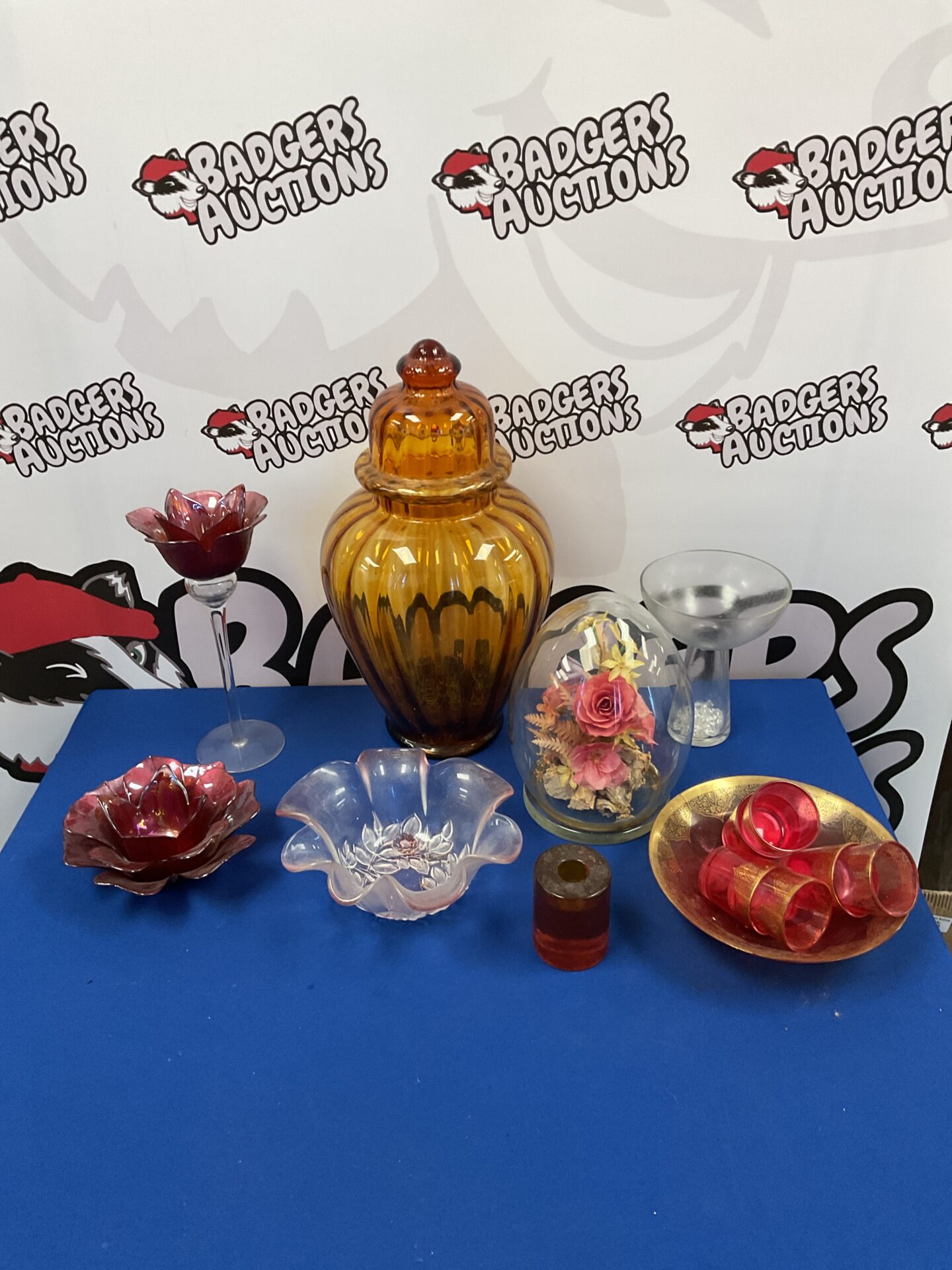 092 Tray of mixed glassware including amber glass urn