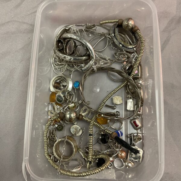 Tray of mixed silver and costume jewellery pieces.