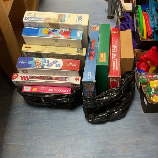Mixed lot of vintage and modern jigsaw puzzles from Gibsons and Jumbo.