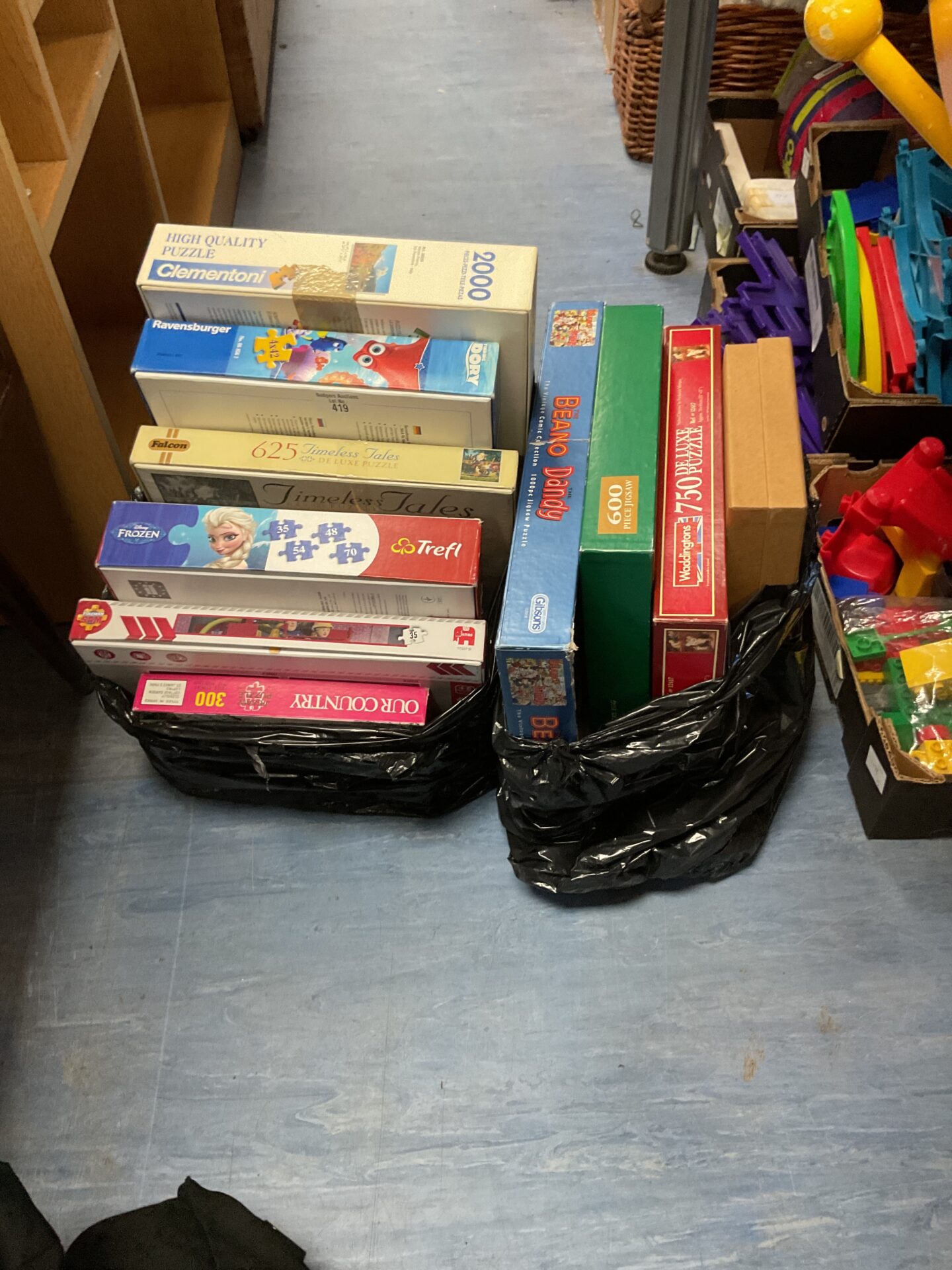419 Two bags of mixed puzzles inc jumbo and gibsons