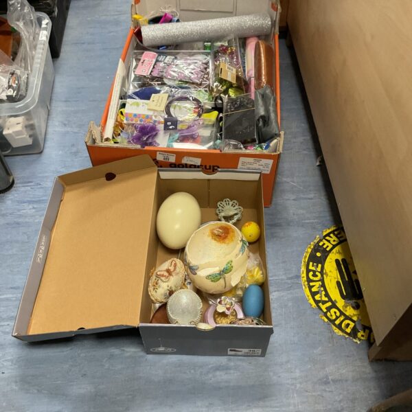 Assorted decorative items in a mixed lot for crafting and parties.