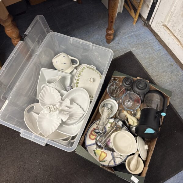 Mixed kitchenware lot with vintage plates and bowls.