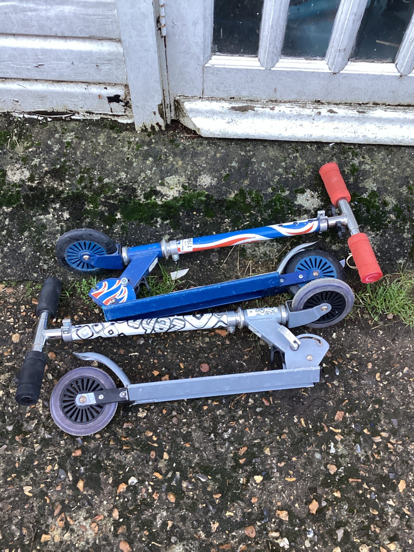 1194 Two folding kids scooters