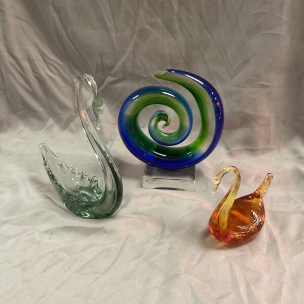 Vibrant Murano glass sculpture with two clear glass swans.