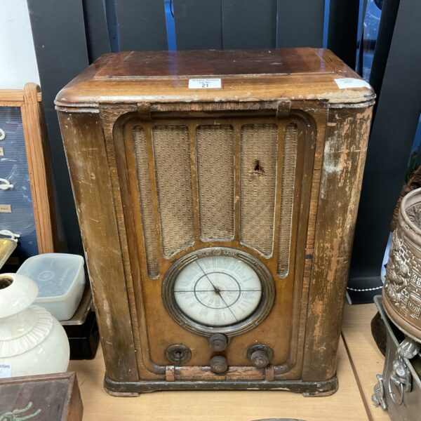Vintage 1930s Pilot valve radio in good condition.