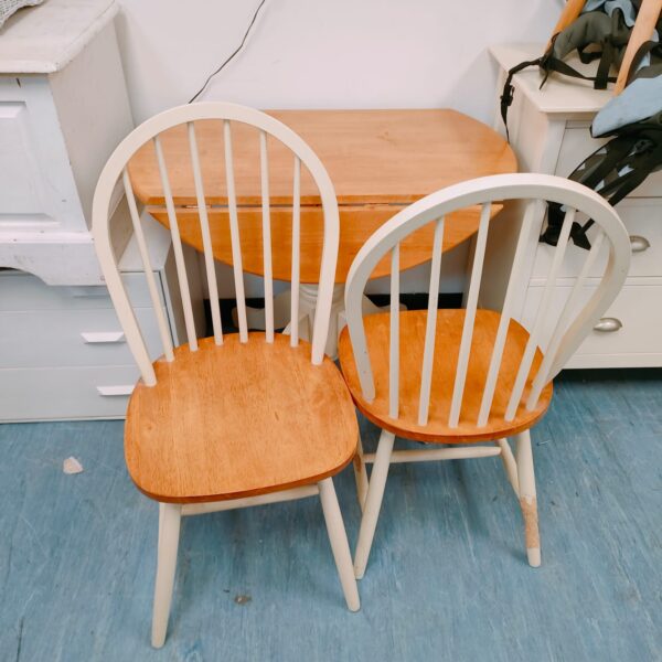 Vintage oak dining chair with country style detailing.