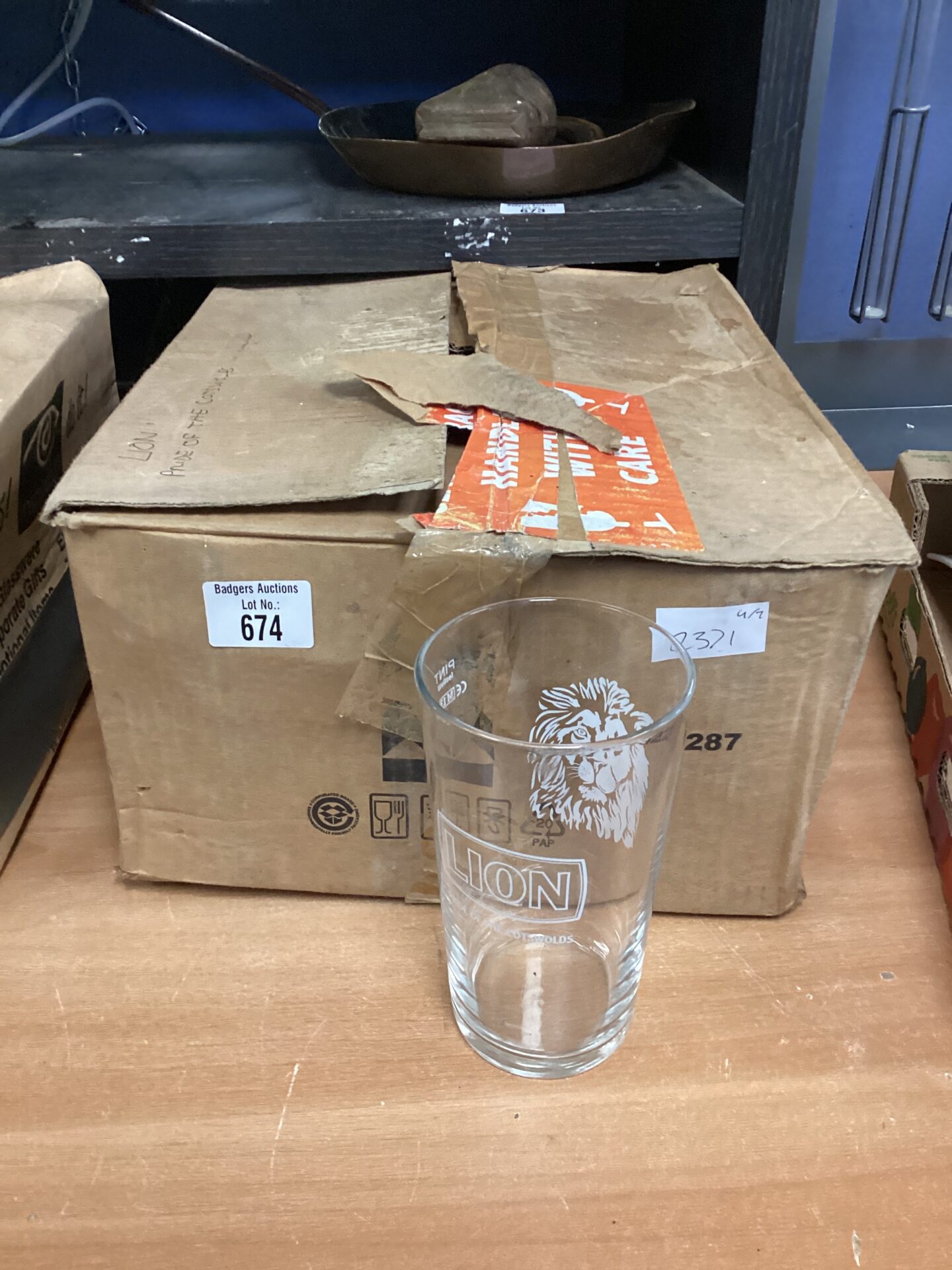 674 box of 8 lion pride of the cotswolds pint glasses