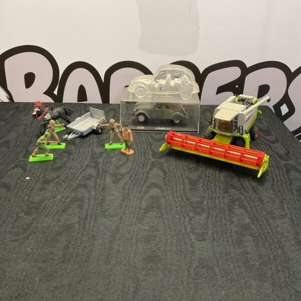 Mixed lot of diecast farm toys and military figures.