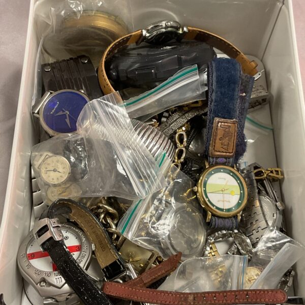Tin of assorted vintage and broken wristwatches and watch parts.