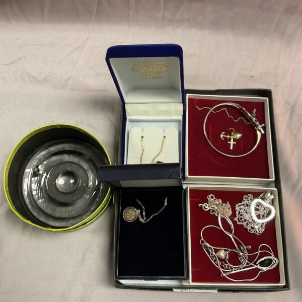 Vintage costume jewellery tray with glass bullseye design.