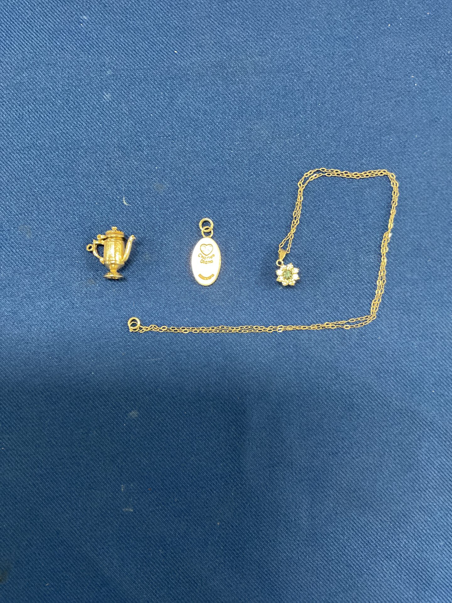 916 925 silver pendant necklaces and two pendants/ charms