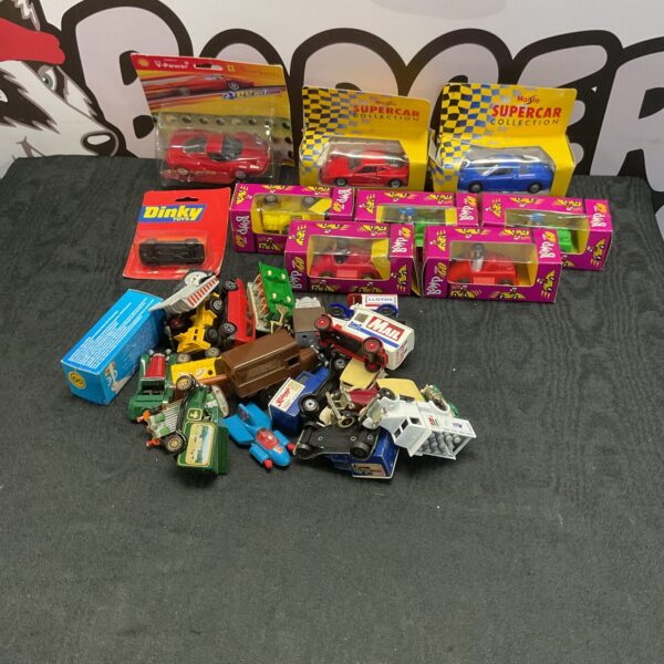 Mixed lot of diecast model cars including Maisto, Corgi and Dinky.