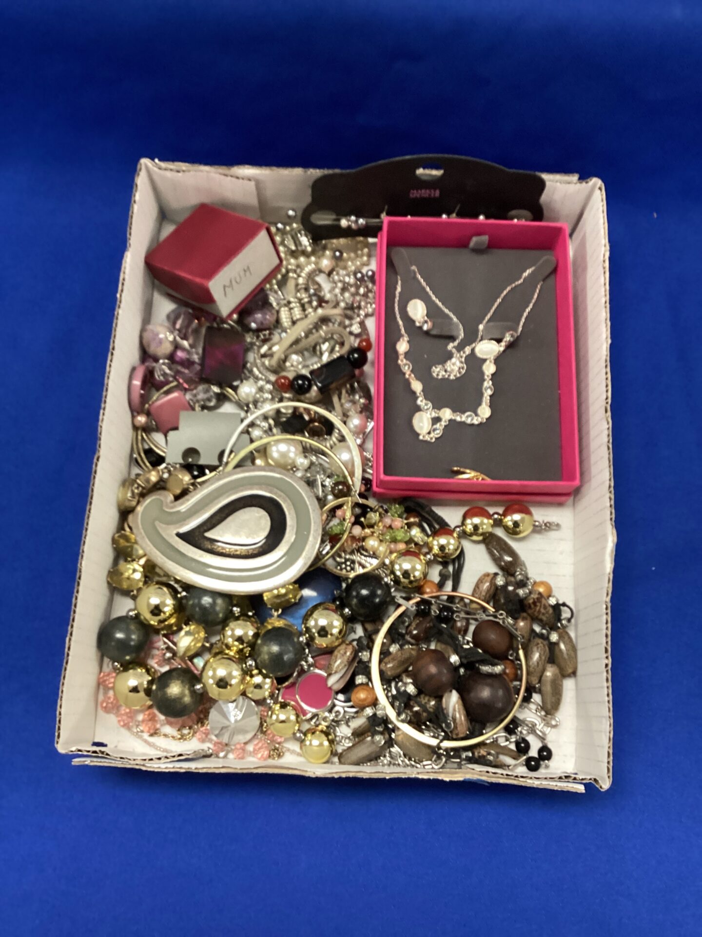 306 Tray of costume jewellery