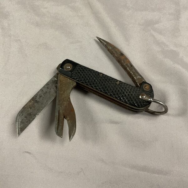 Vintage 1941 British Army jack knife in used condition.