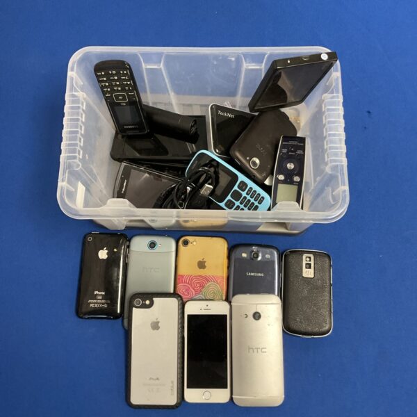 Mobile phone lot including Apple iPhones and vintage handsets.