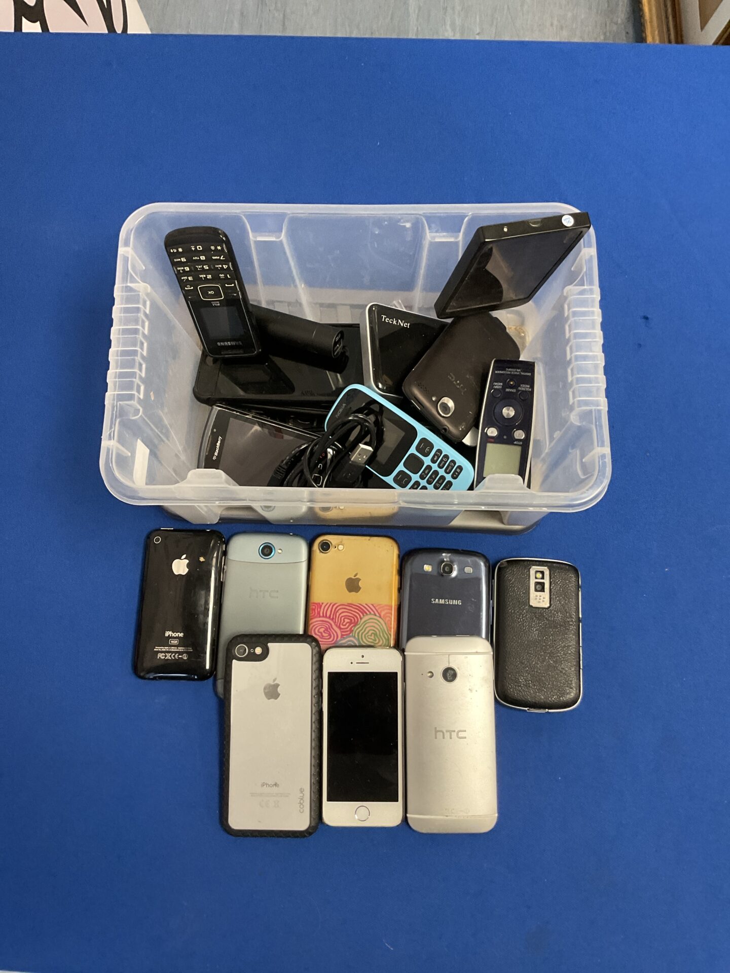 113 Box of mobile phones including apple iphones