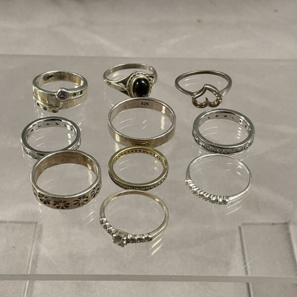 Assorted silver rings presented as a lot of ten pieces.