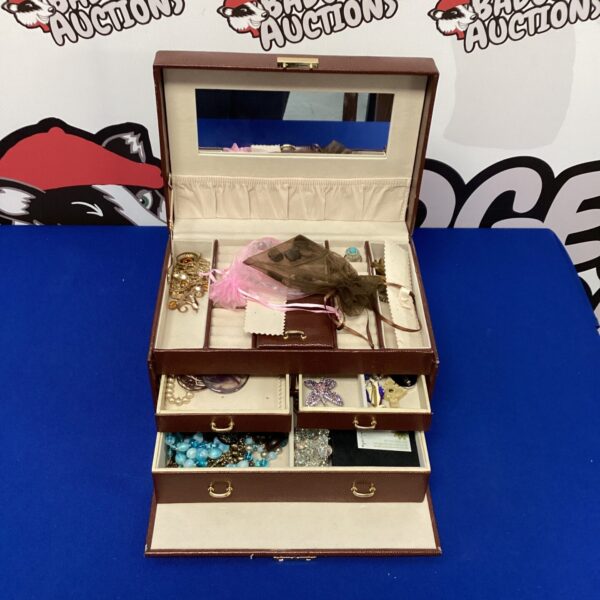 Vintage leather jewellery box with contents, a collectable item.