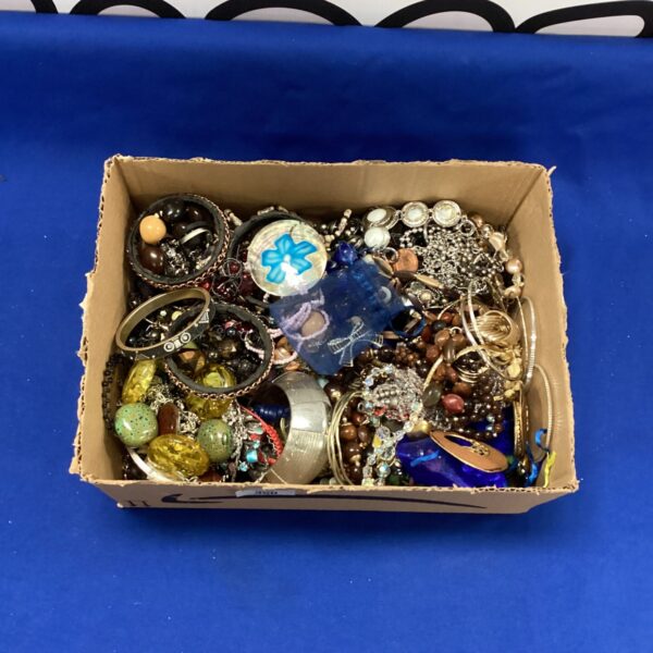 Mixed lot of costume jewellery with necklaces, brooches and earrings.