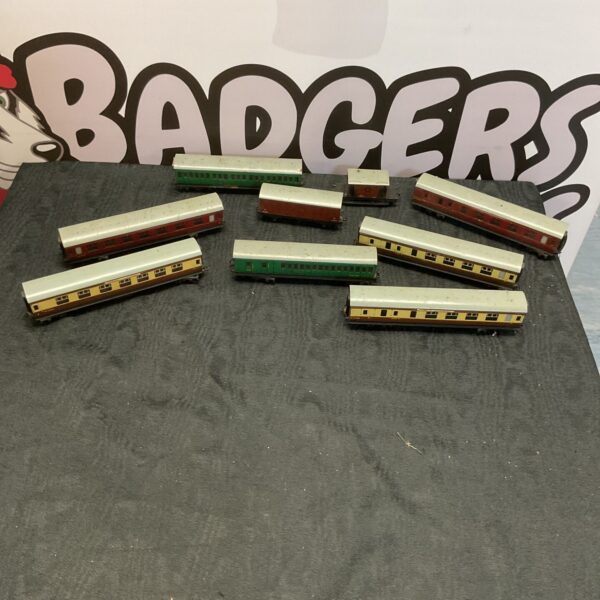 Vintage Hornby Dublo train carriages in a mixed lot.