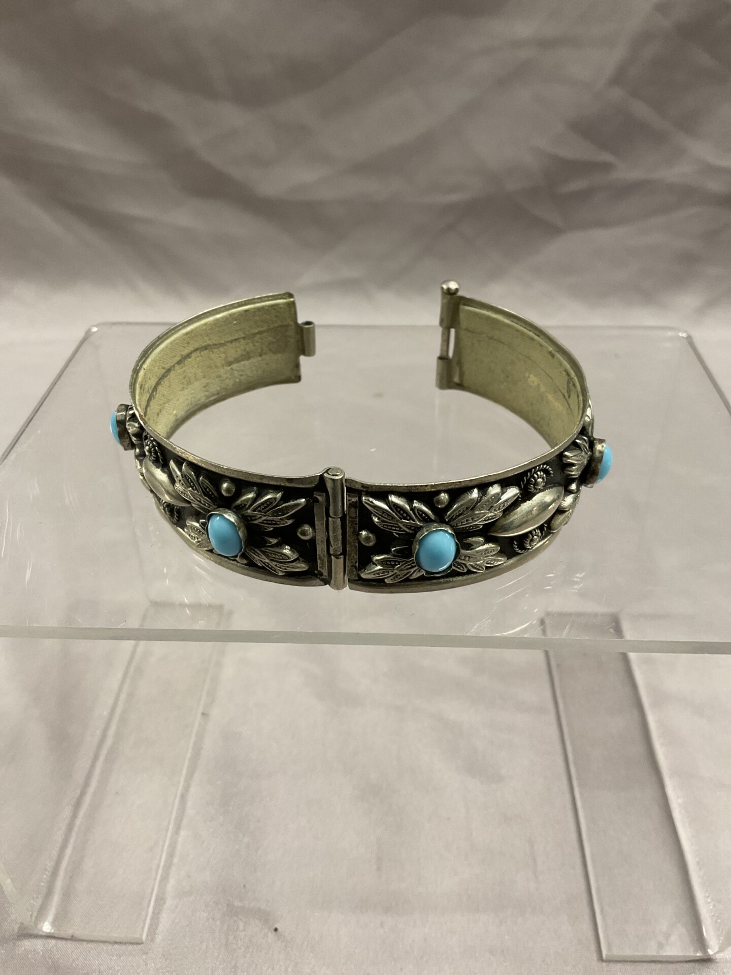 934 Indian silver hinged bracelet set with blue stones