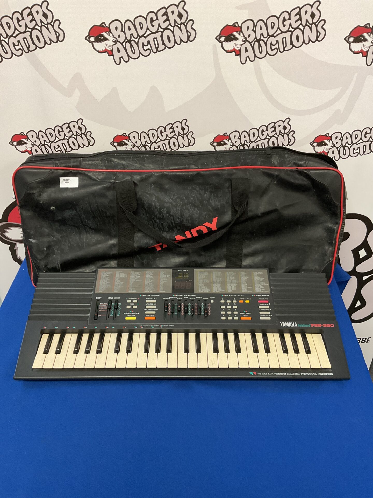 211 Yamaha pss-390 keyboard with case