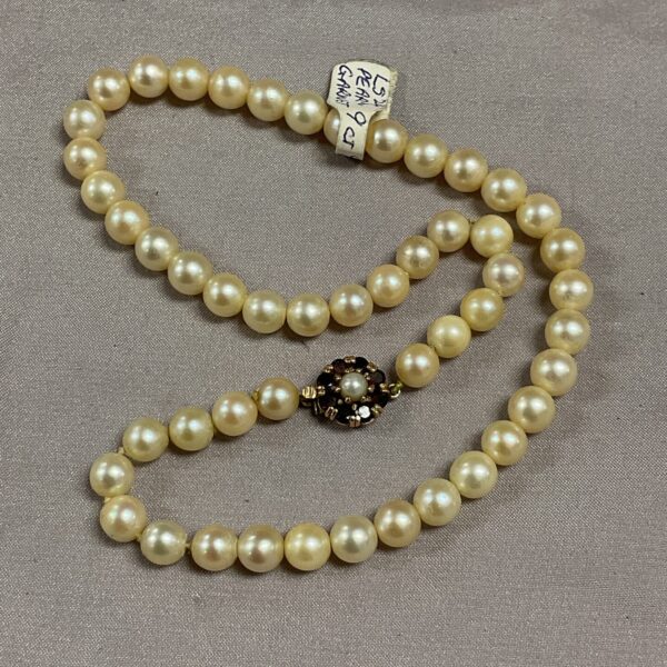 Vintage cultured pearl necklace with 9ct gold and garnet clasp.