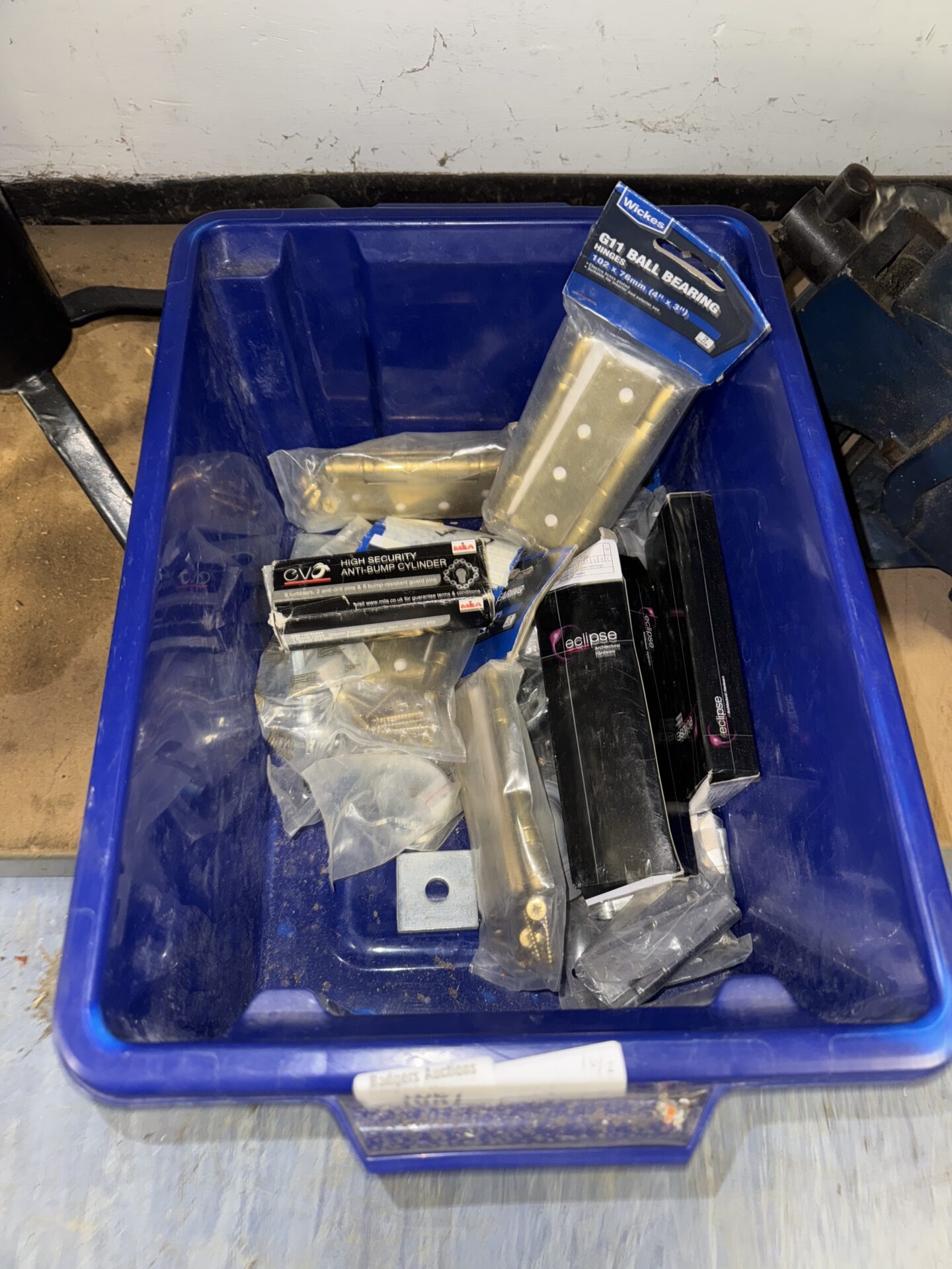 1087 Box of assorted hardware inc hinges & others