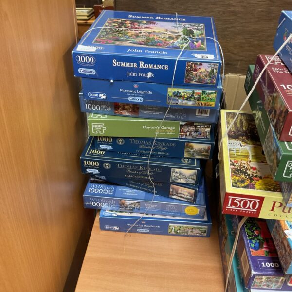 Mixed lot of jigsaw puzzles including Gibsons and Corner Piece brands.