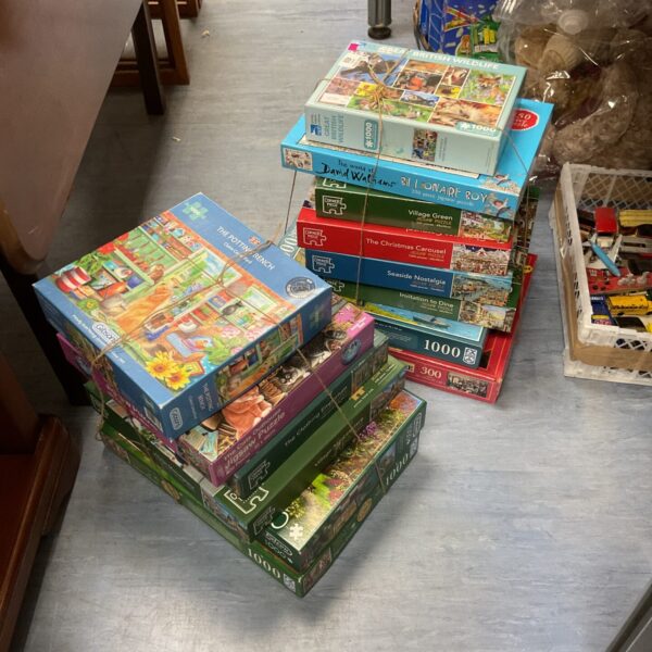 Assorted jigsaw puzzles in a mixed lot for family entertainment.