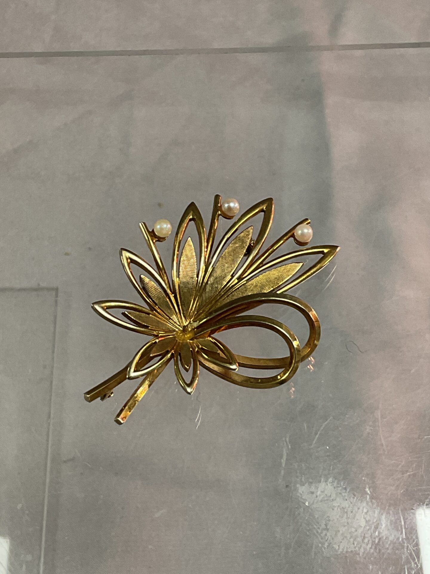959 Hallmarked 9ct gold brooch set with seed pearls 8.4g gross