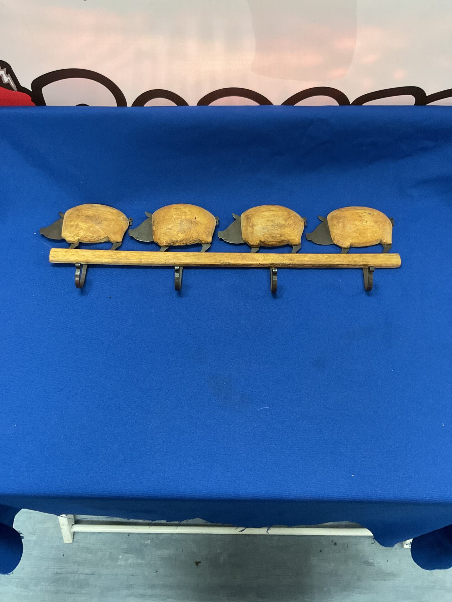 502 Wooden pig coat hanger