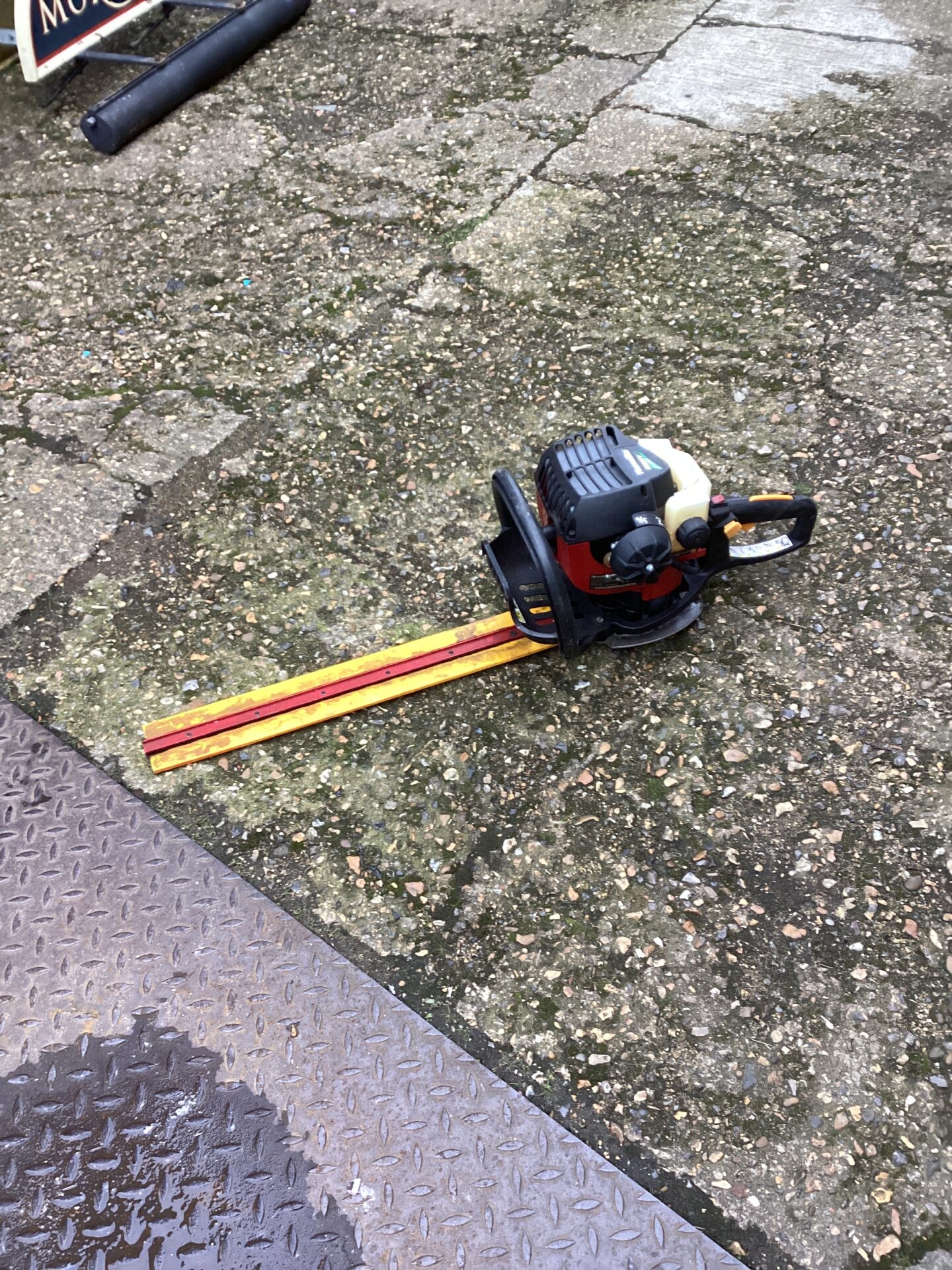 1195 Home life petrol hedge cutter