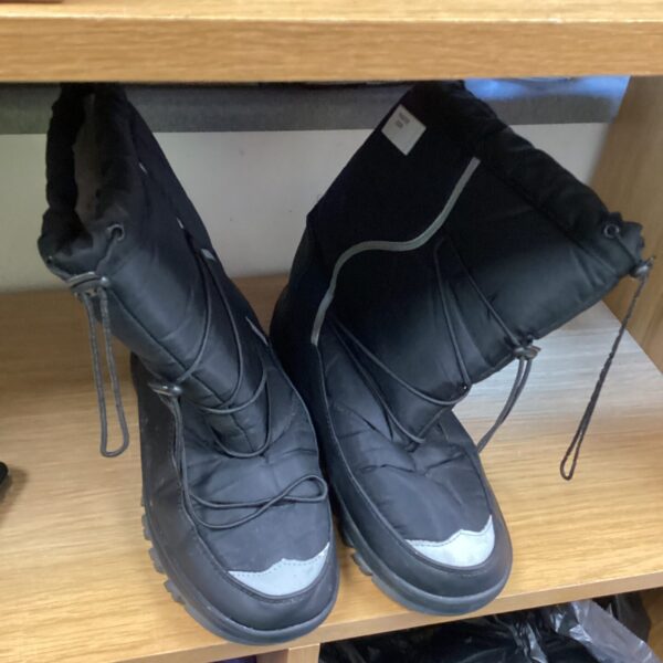 Front view of size 9 snow boots for winter weather.