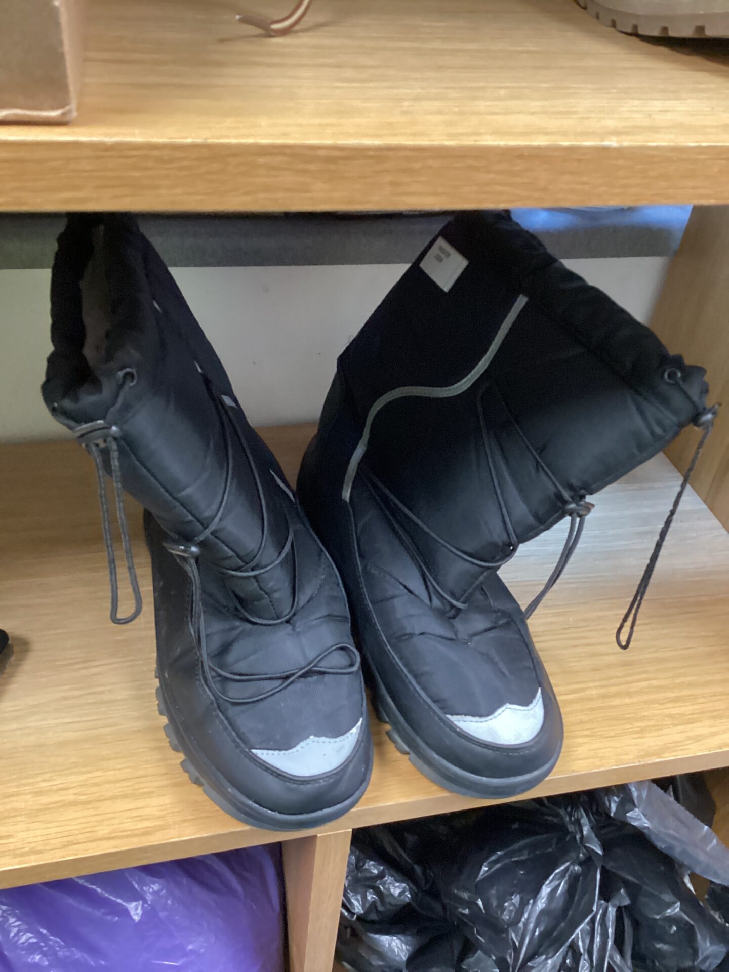 606 Pair of size 9 snow boots