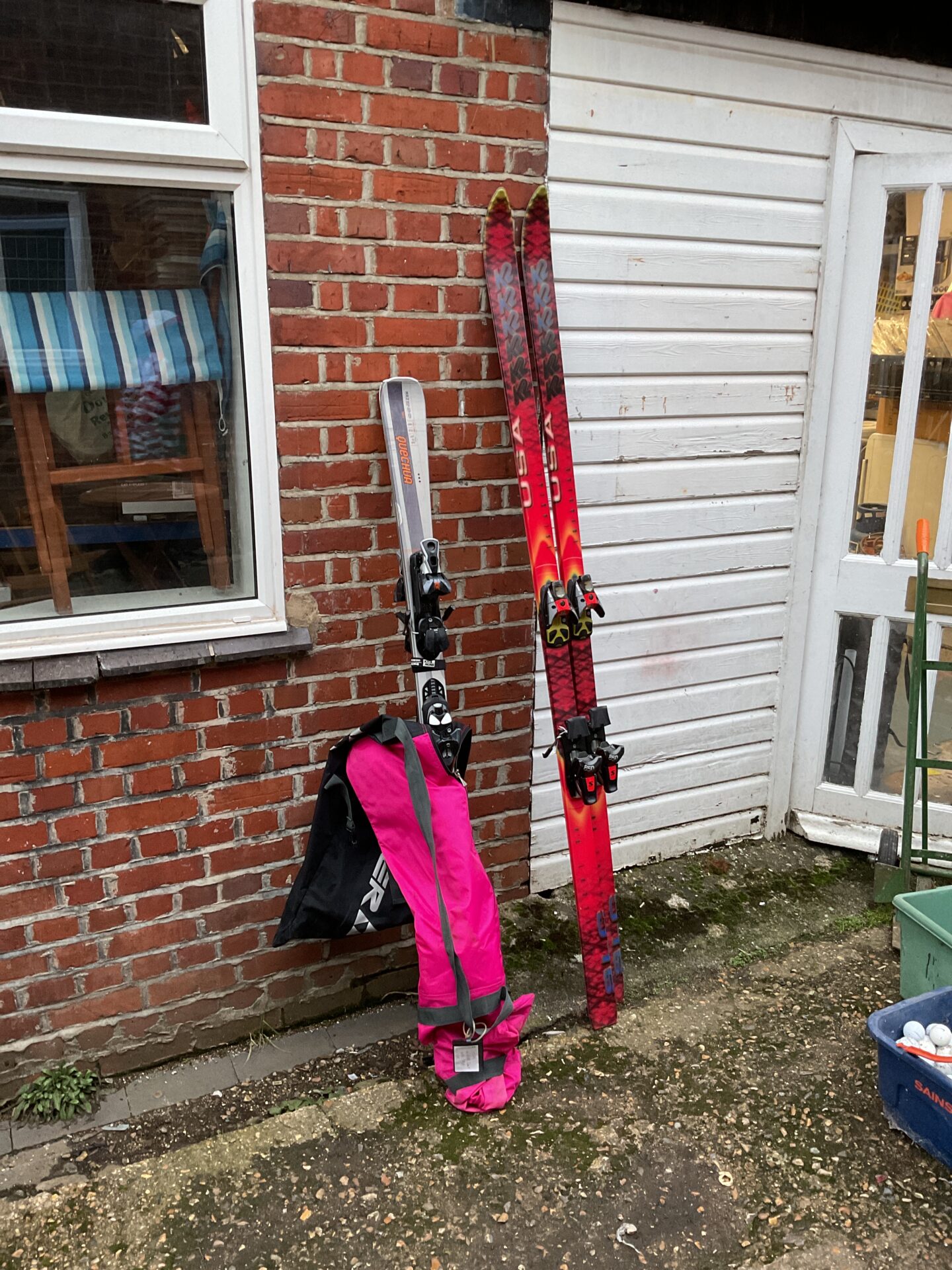 1191 Two pairs of skis including quechua