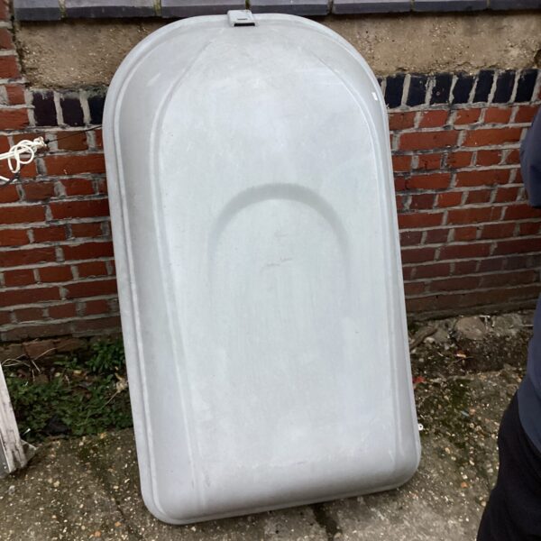 Side view of a grey car roof box with fittings.