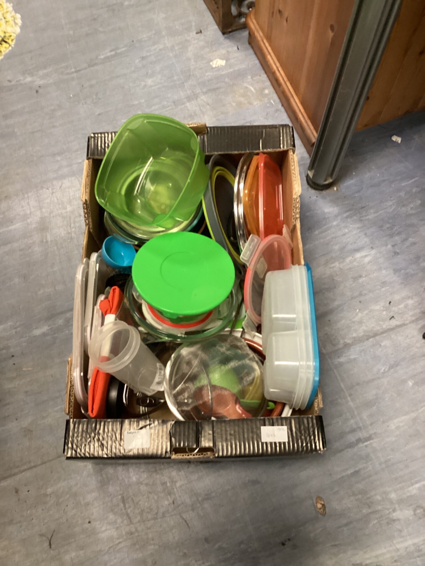 698 Tray of mixed kitchenware inc pirex style bowls, lunch boxes & utensils