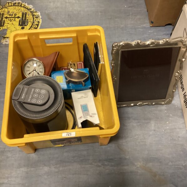 Mixed lot of vintage collectibles with a Robson lighter visible.