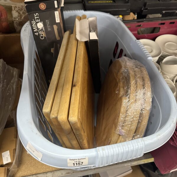 Mixed lot of wooden chopping boards and mini easels for art and kitchen.