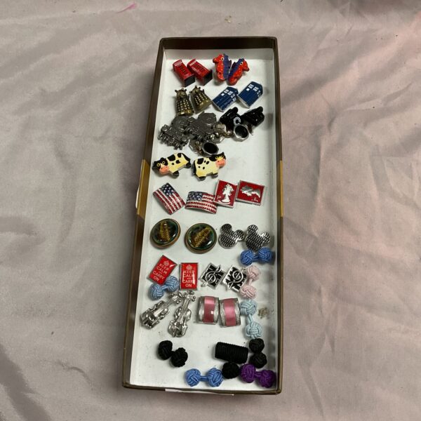 Tray of sixteen assorted vintage cufflinks for collectors.
