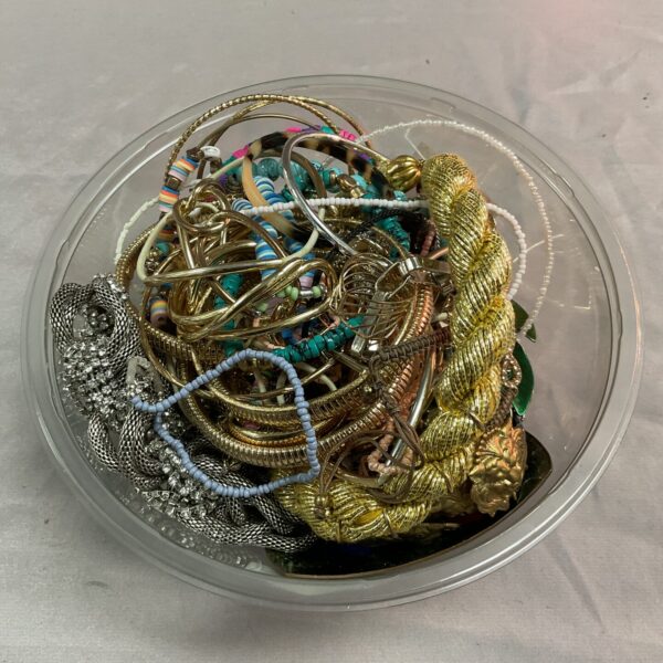 Assorted costume jewellery lot with necklaces and bracelets.
