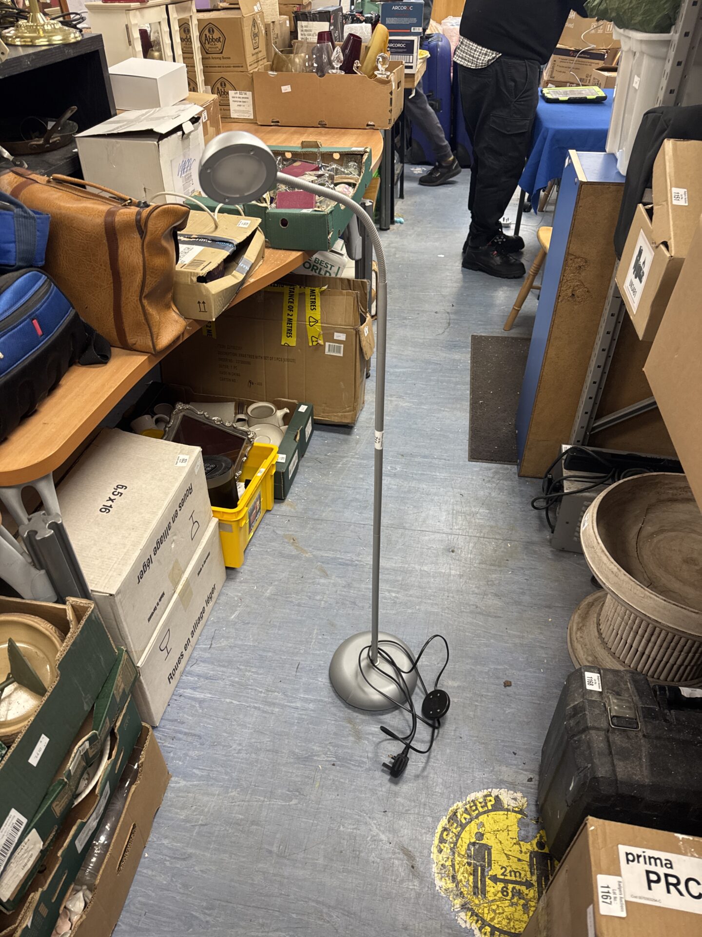 695 Floor standing reading lamp – has crack in base