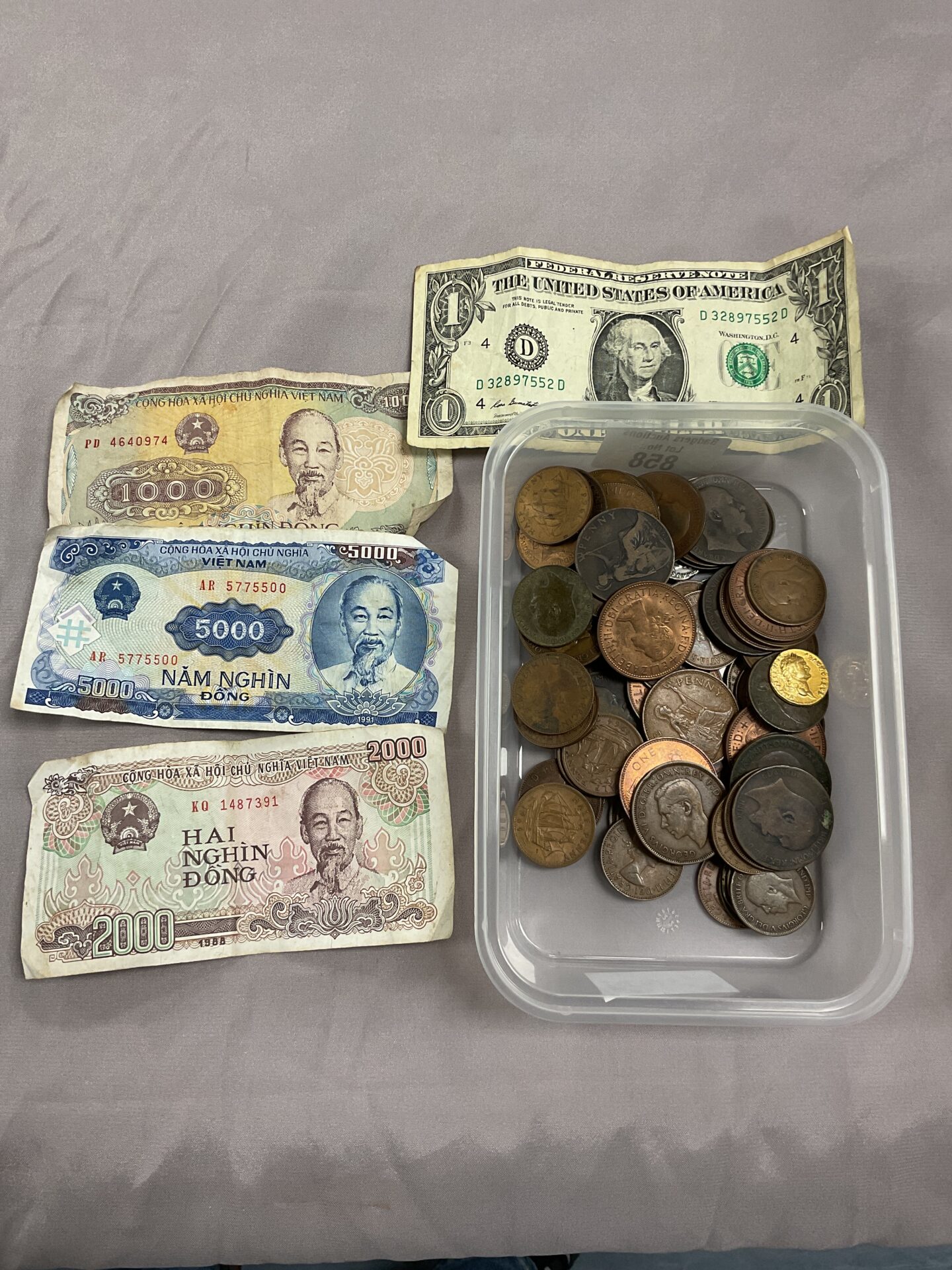 858 Tub mixed coins and banknotes