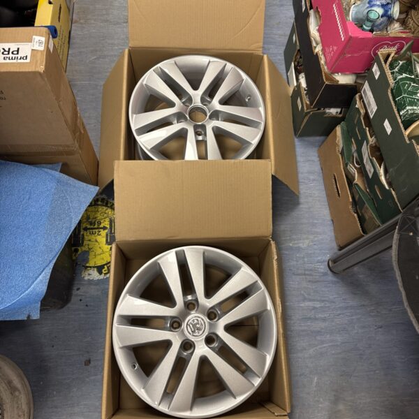 Two silver Vauxhall Astra SXI 16 inch alloy wheels.