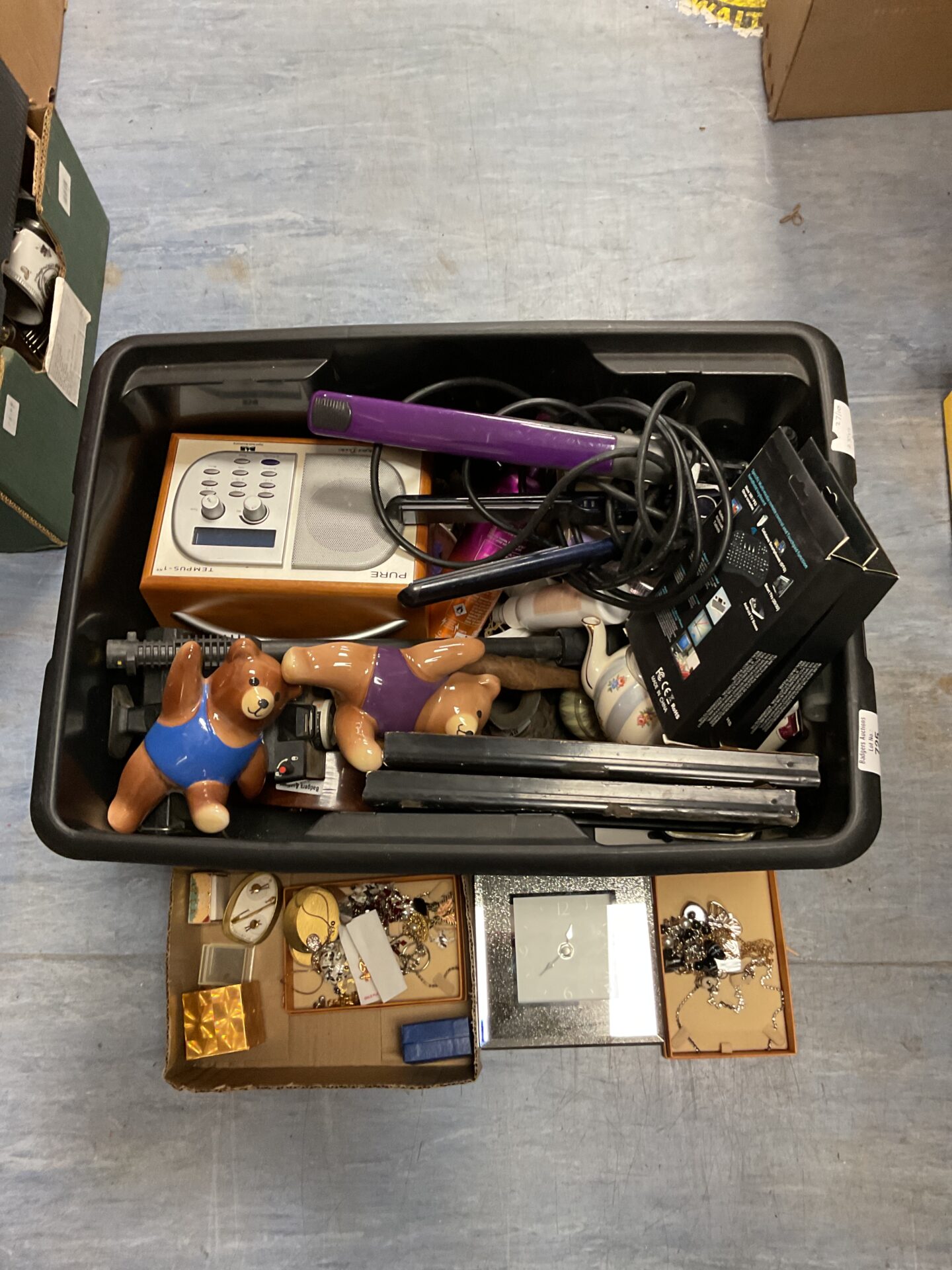 725 Box of mixed clearance including jewellery & pure dab radio