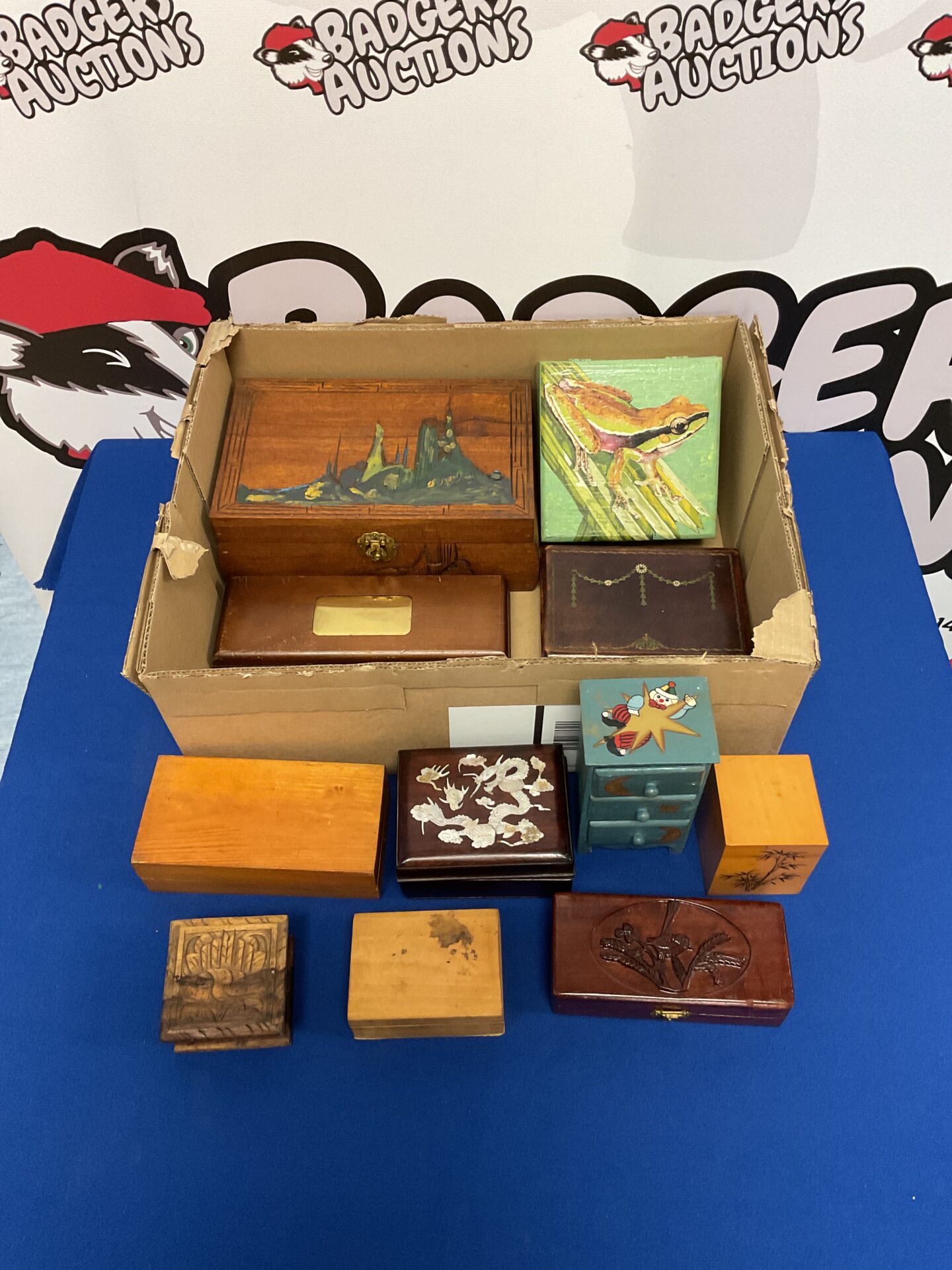 090 Collection of wooden trinkets boxes