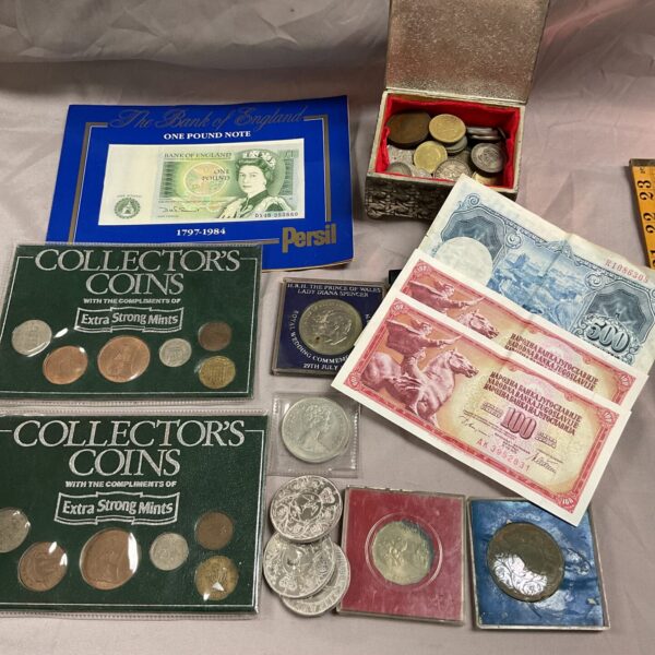 British coin and banknote collection for collectors.