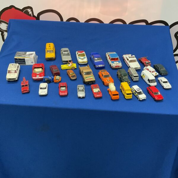 Mixed lot of vintage and modern diecast model cars.