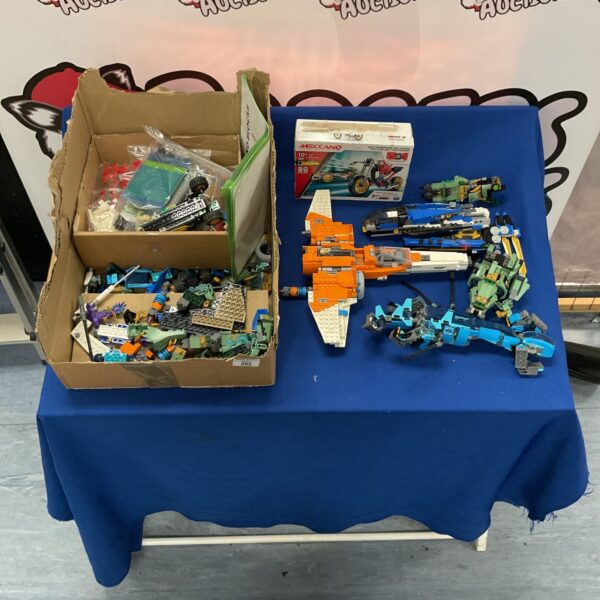 Mixed Lego and Meccano lot with various construction pieces.
